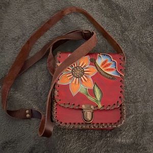 Artesanal purse Red with nice sun flowers Crossbody, nice for goin out .